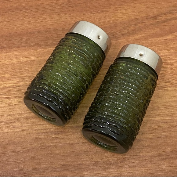 Vintage MCM Mid Century Modern Avocado Green Textured Glass Salt & Pepper Shaker - Picture 10 of 13